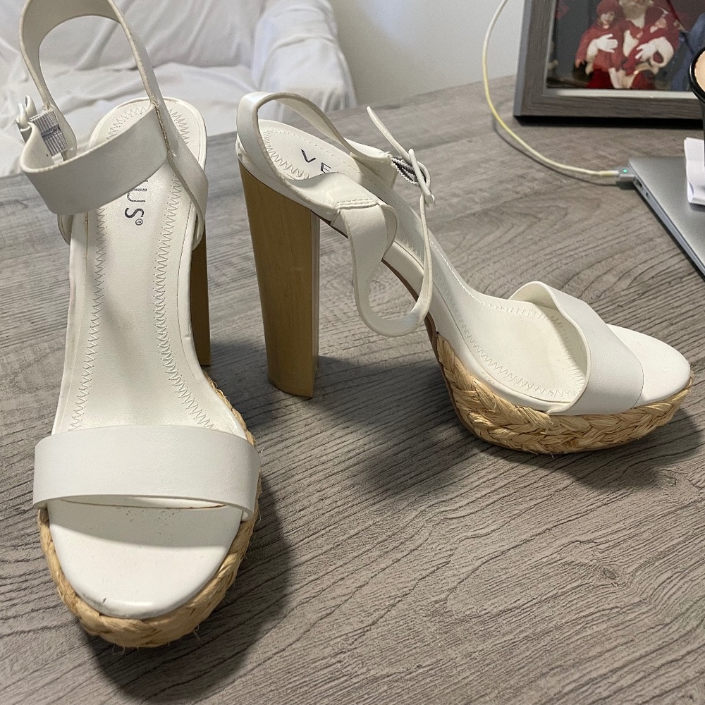 VENUS heels. White/Neutral. Sz. 8